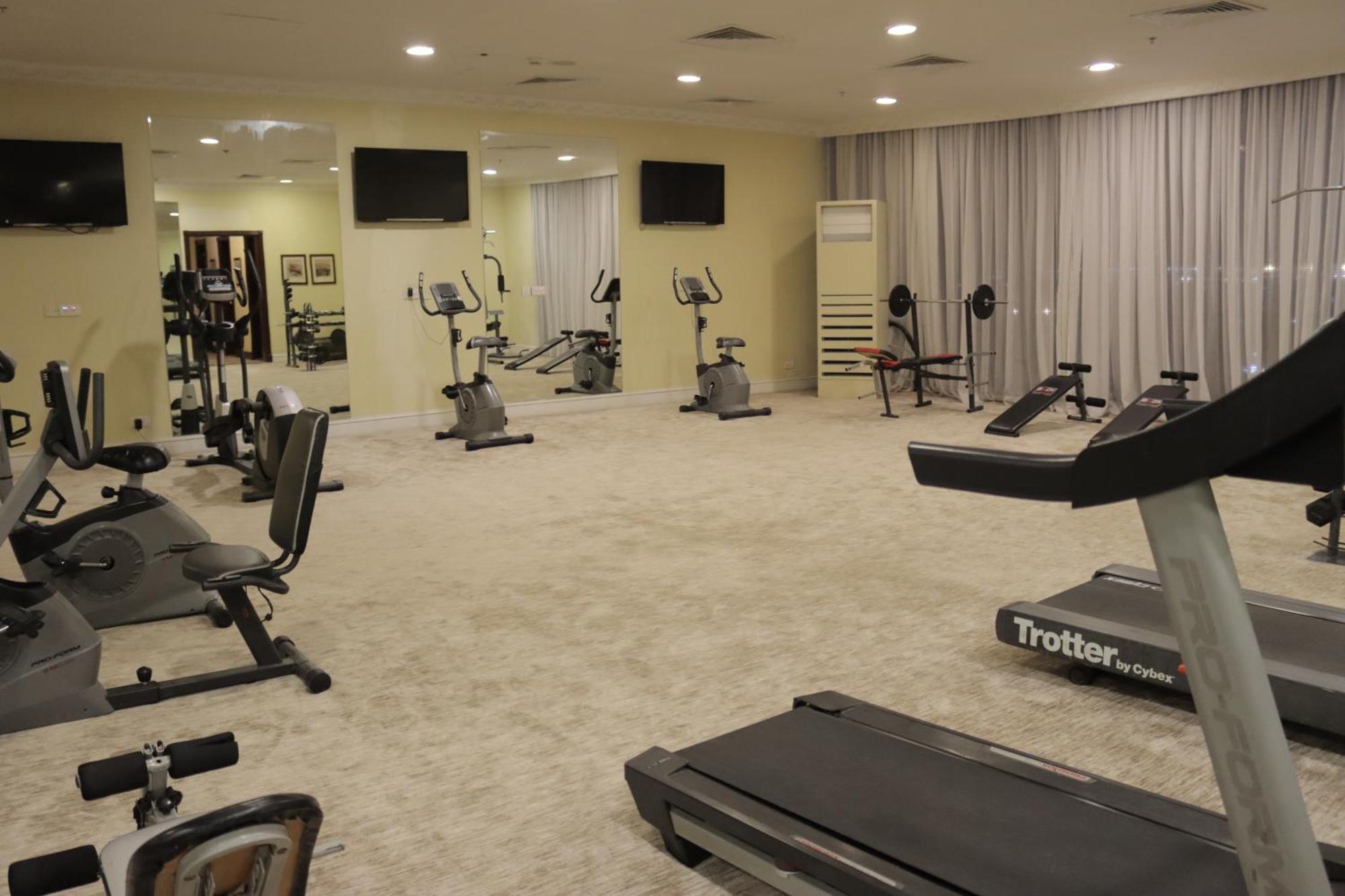 Habitat All Suites, Эль-Хубар Экстерьер фото The gym at the hotel
