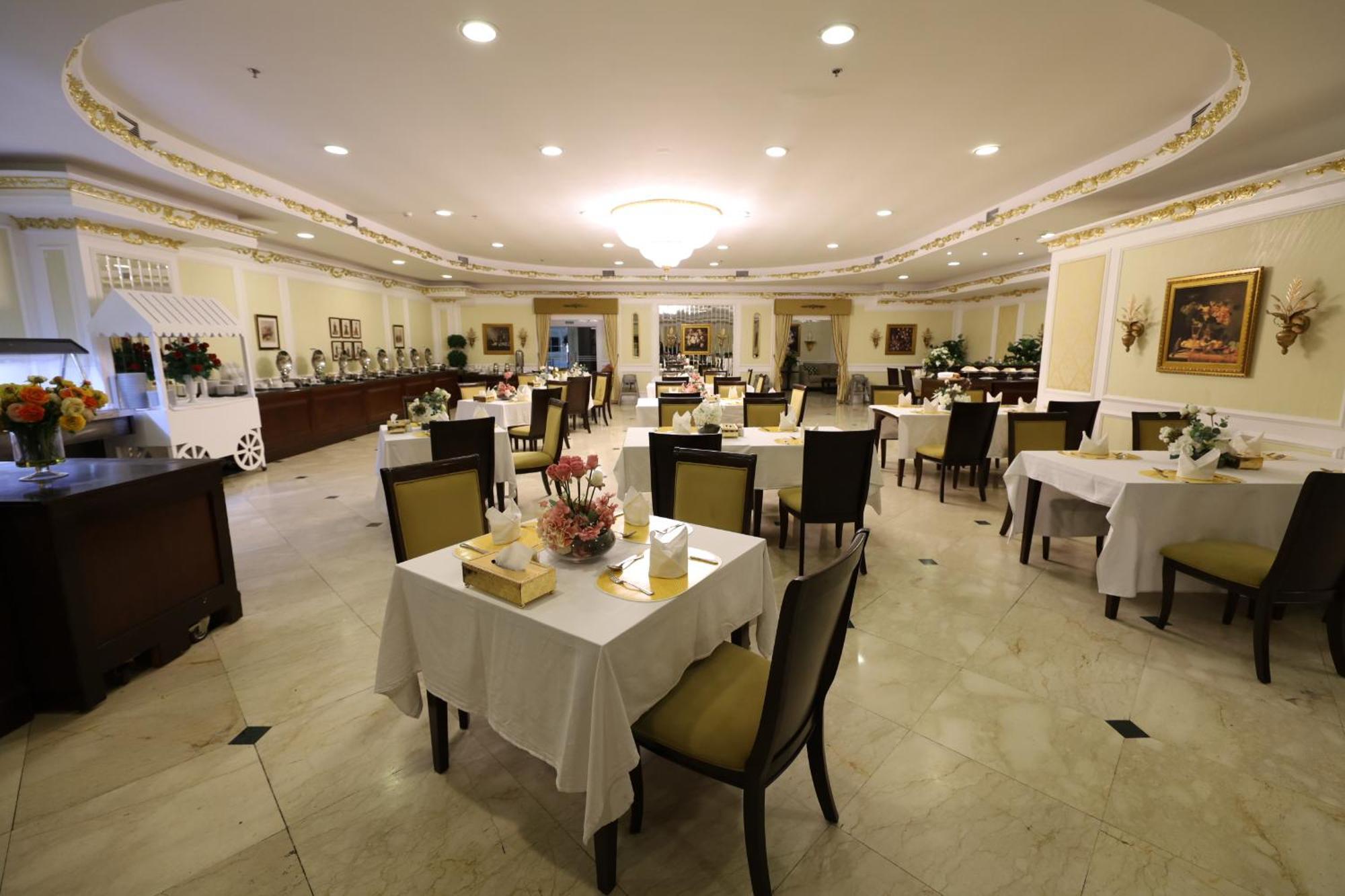 Habitat All Suites, Эль-Хубар Экстерьер фото The restaurant at the hotel