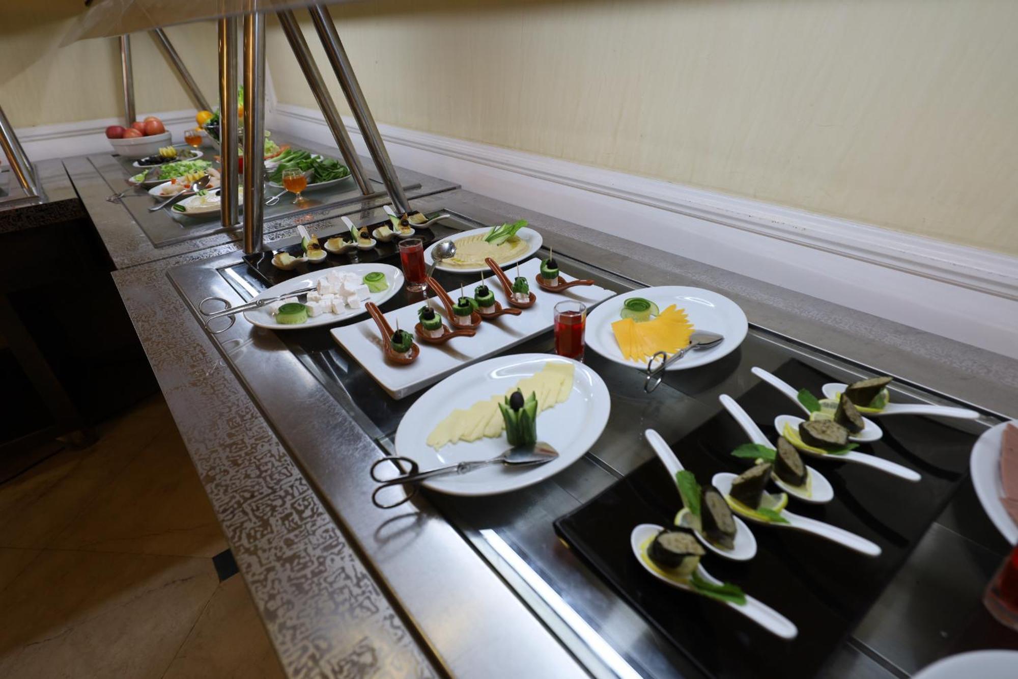 Habitat All Suites, Эль-Хубар Экстерьер фото A buffet at a hotel
