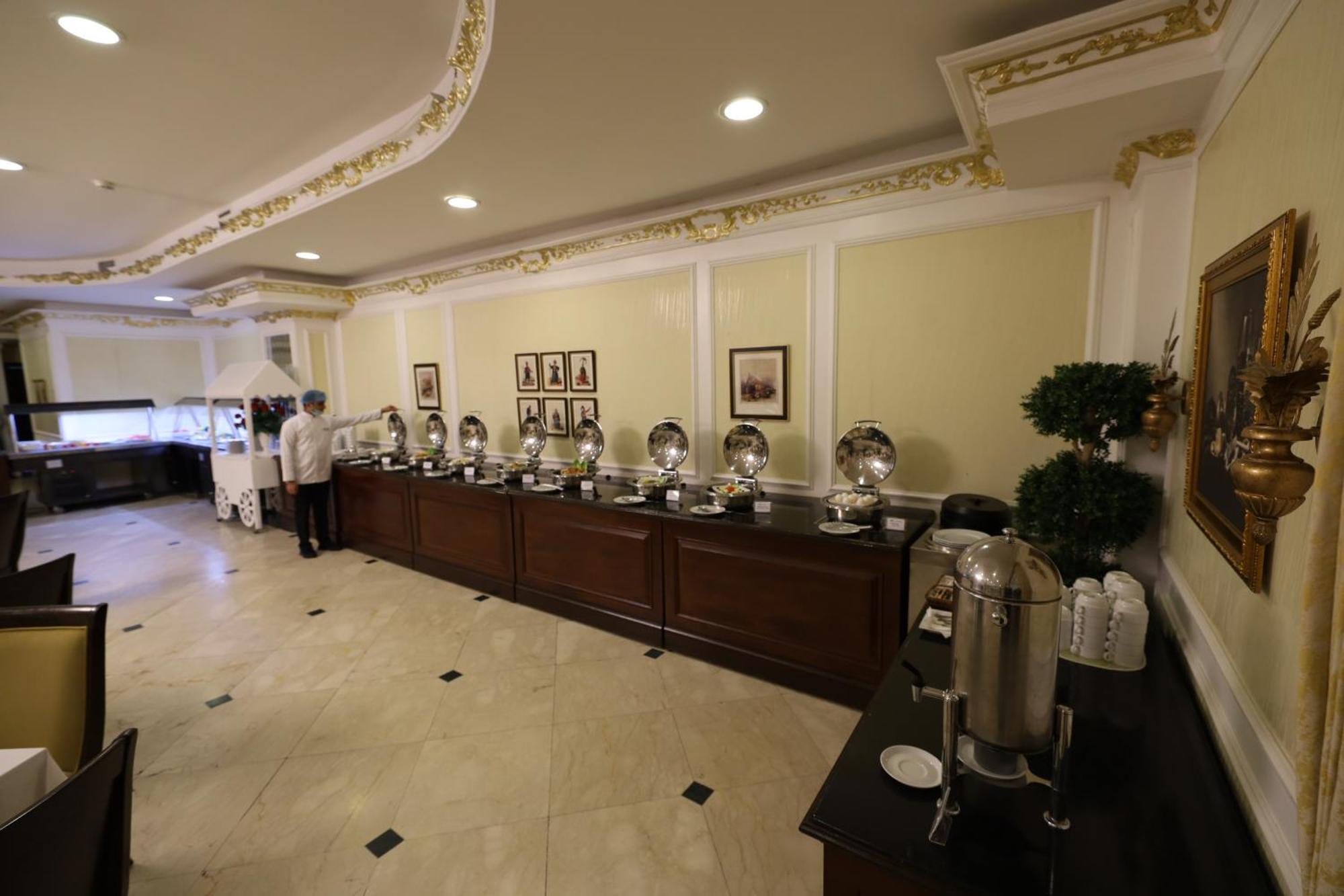 Habitat All Suites, Эль-Хубар Экстерьер фото A buffet at a hotel