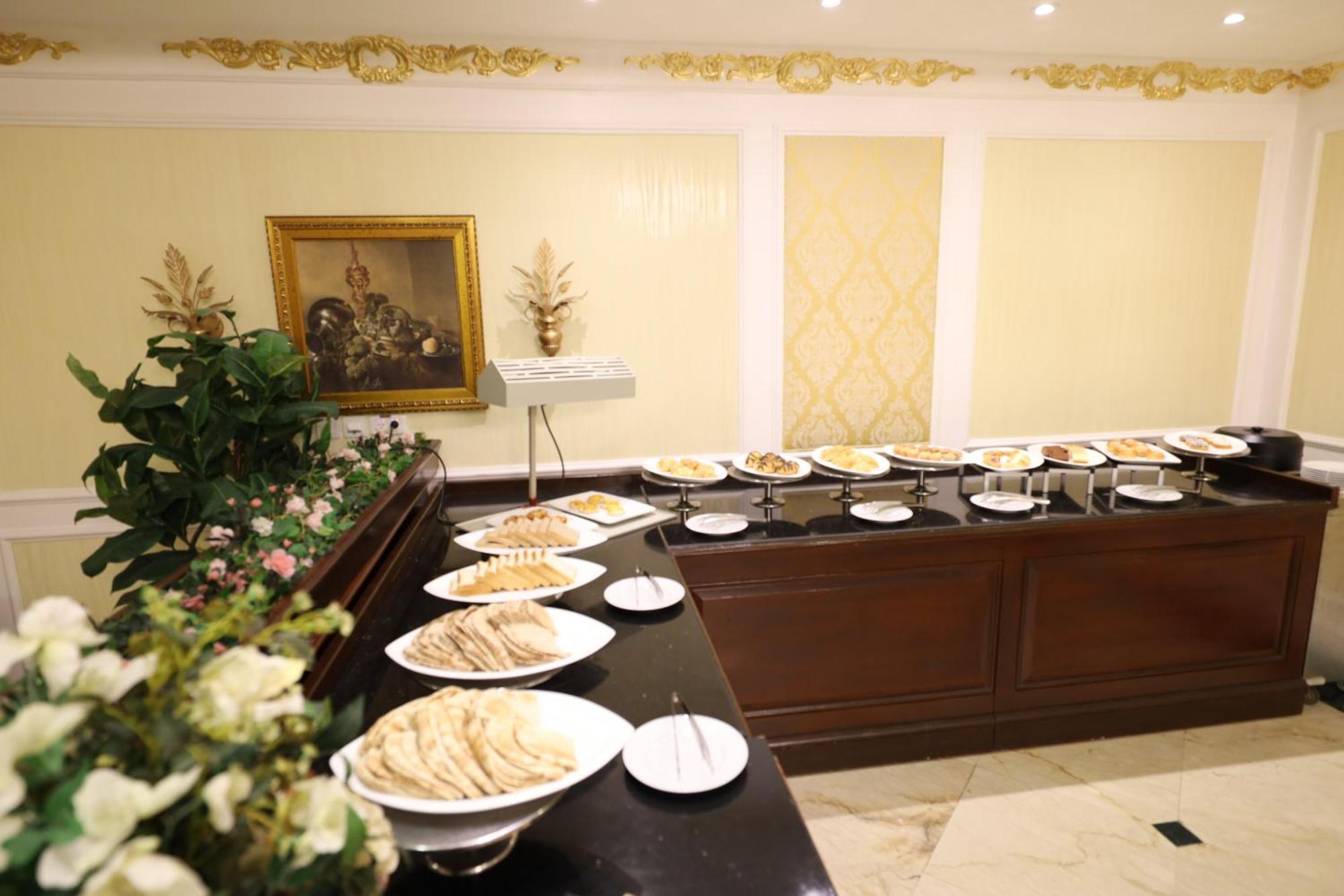 Habitat All Suites, Эль-Хубар Экстерьер фото A buffet at a hotel
