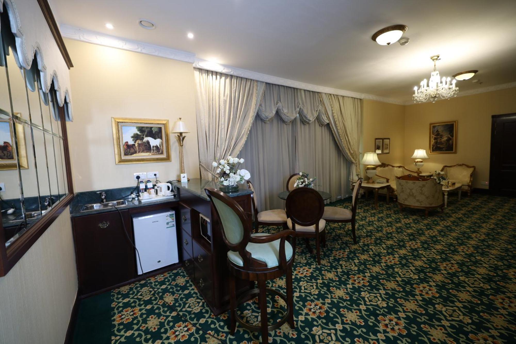 Habitat All Suites, Эль-Хубар Экстерьер фото A suite at the hotel