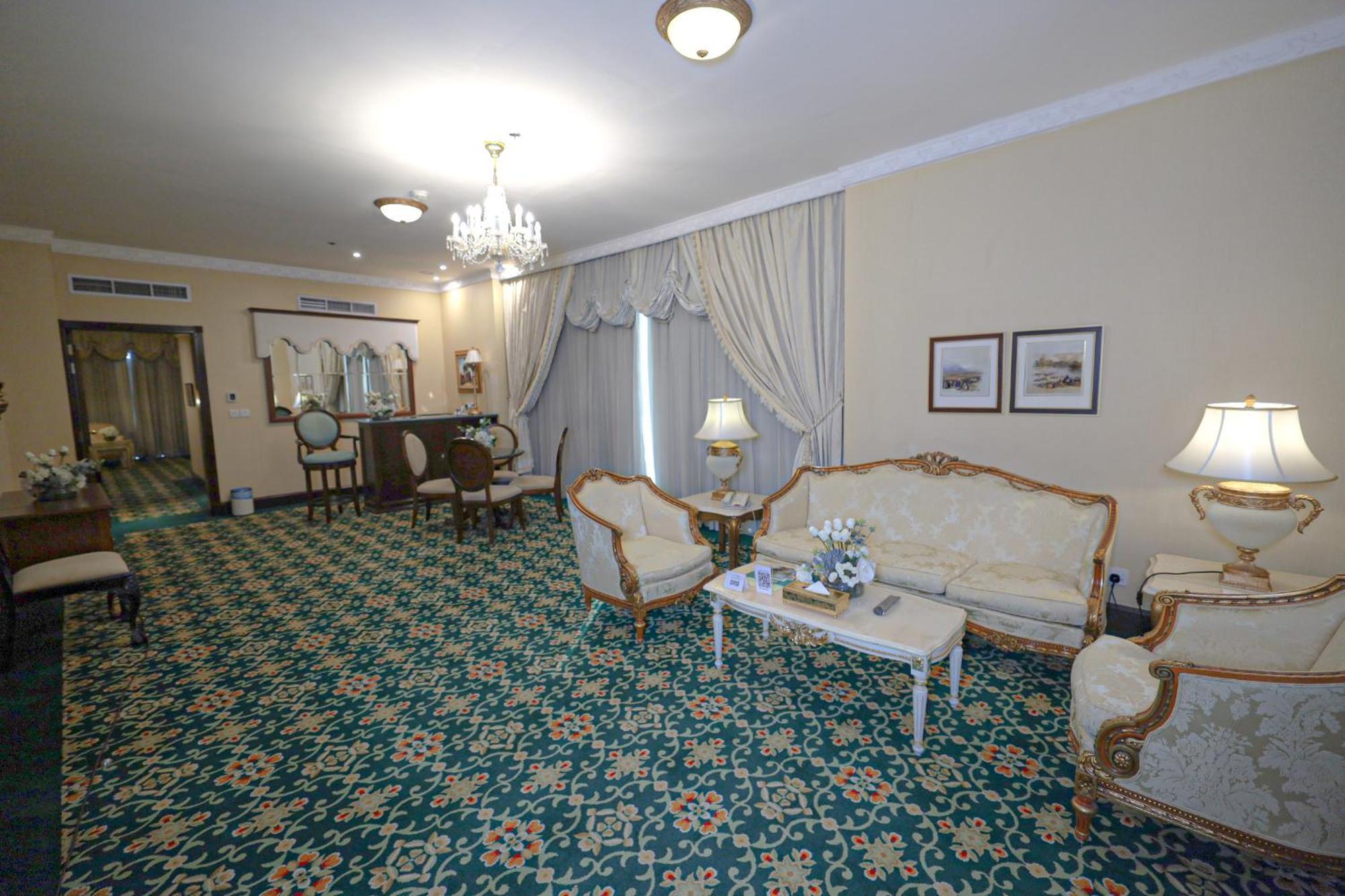 Habitat All Suites, Эль-Хубар Экстерьер фото A suite at the hotel