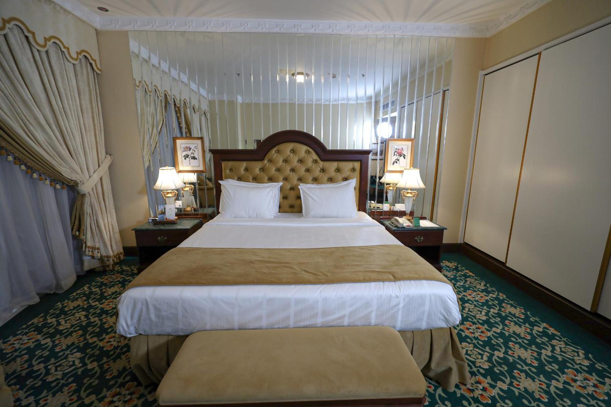 Habitat All Suites, Эль-Хубар Экстерьер фото A bedroom at the Grand Hotel