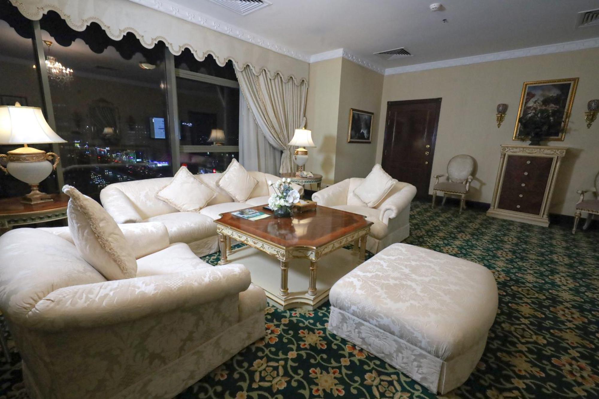 Habitat All Suites, Эль-Хубар Экстерьер фото A living room in a suite at the Burj Al Arab